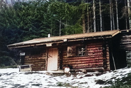 Hütte auf Alpila